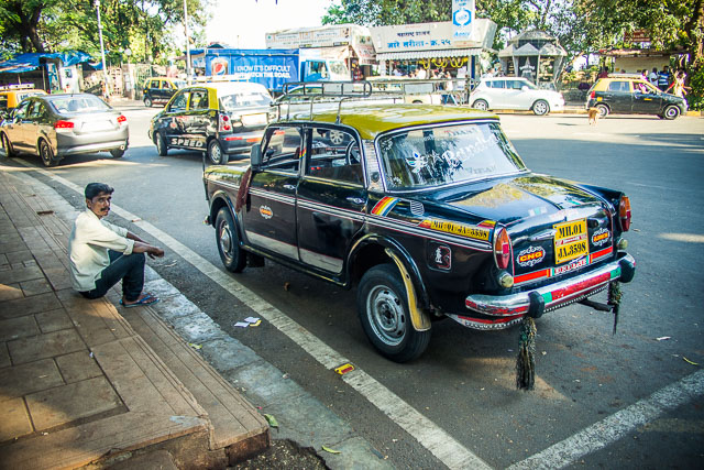 Aspettando il mitico e storico cab di Mumbai