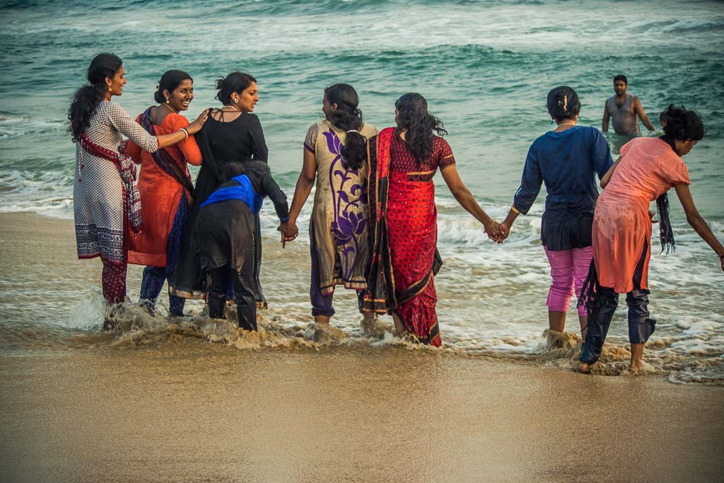 Varkala - Ragazze indiane cha fanno il bagno vestite